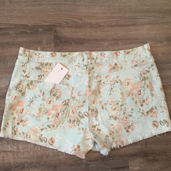 Floral shorts - Picture 2 of 2